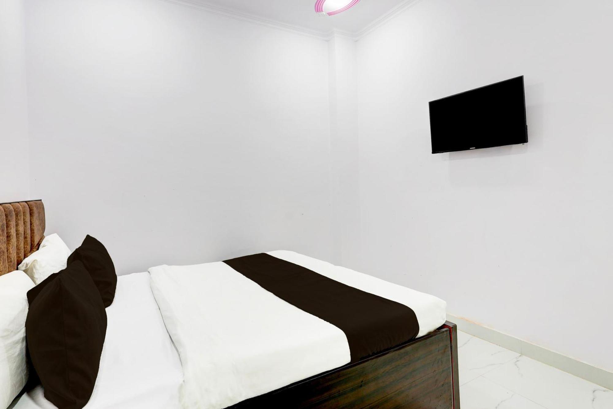 Hotel The Arrow Near Paschim Vihar Delhi  Exterior photo